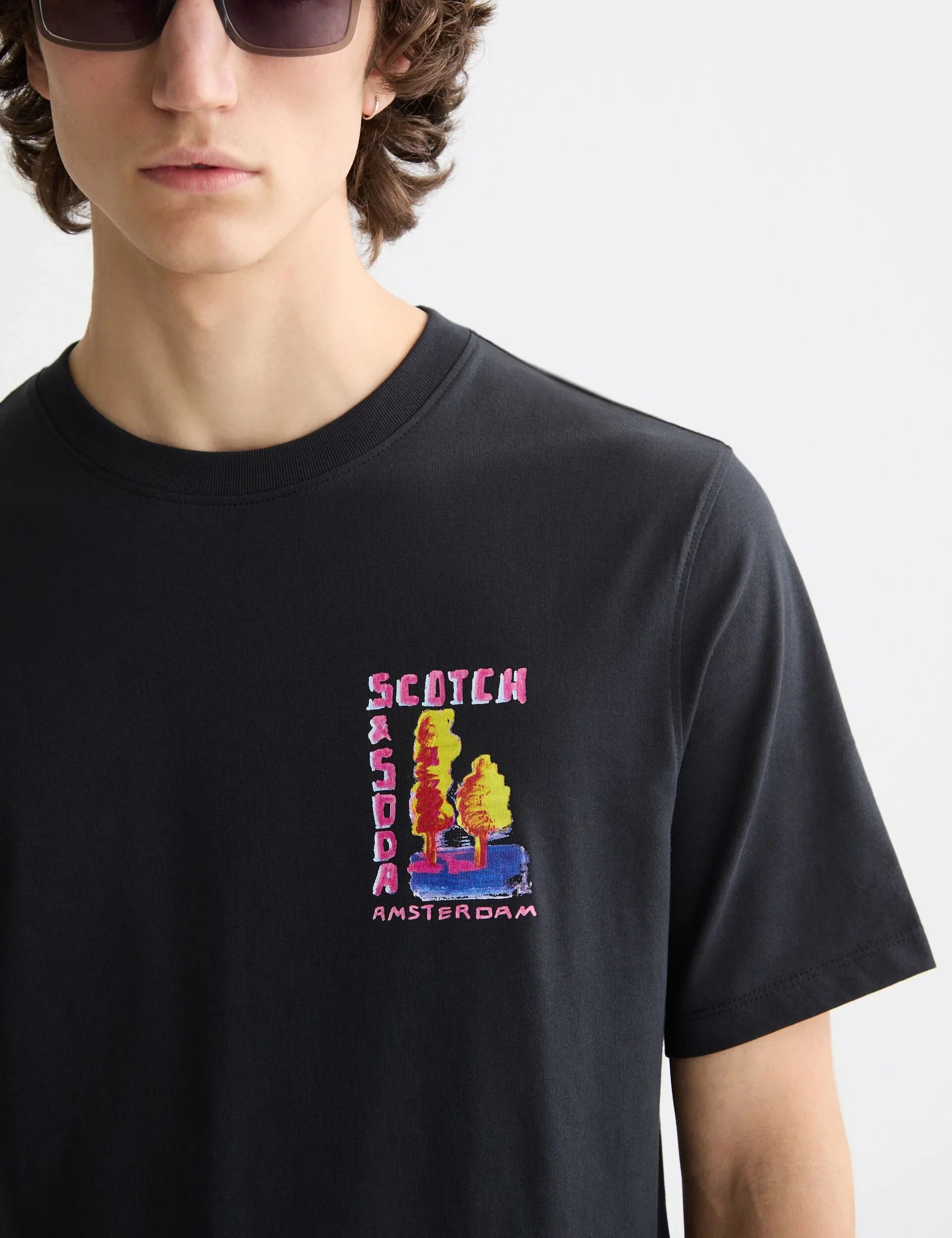 חולצת טי שחורה לגבר עם הדפס צבעוני ומיתוג Scotch & Soda Amsterdam, נמכרת באתר CHOZEN