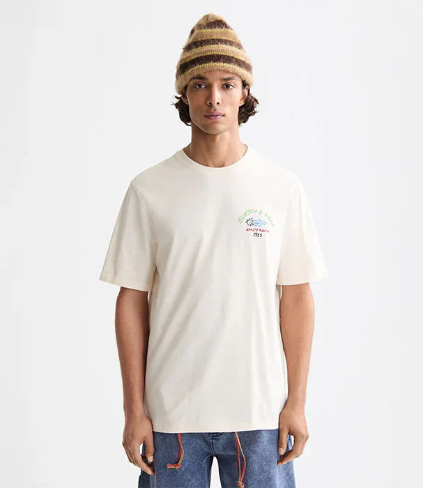 גבר עם חולצת טי שירט לבנה של Scotch & Soda וכובע צמר, צילום לאופנה באתר CHOZEN