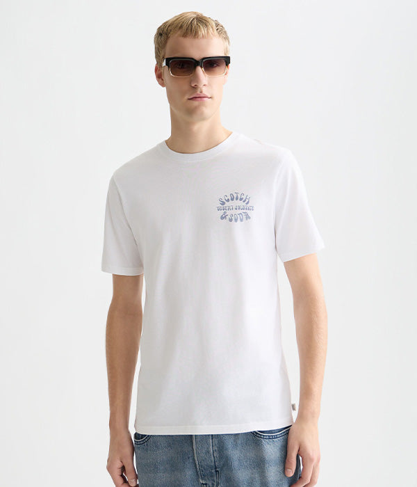 דוגמן עם חולצת טי לבנה, ג'ינס ומשקפי שמש, מותג SCOTCH & SODA באתר CHOZEN