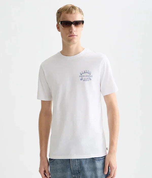 דוגמן עם חולצת טי לבנה, ג'ינס ומשקפי שמש, מותג SCOTCH & SODA באתר CHOZEN