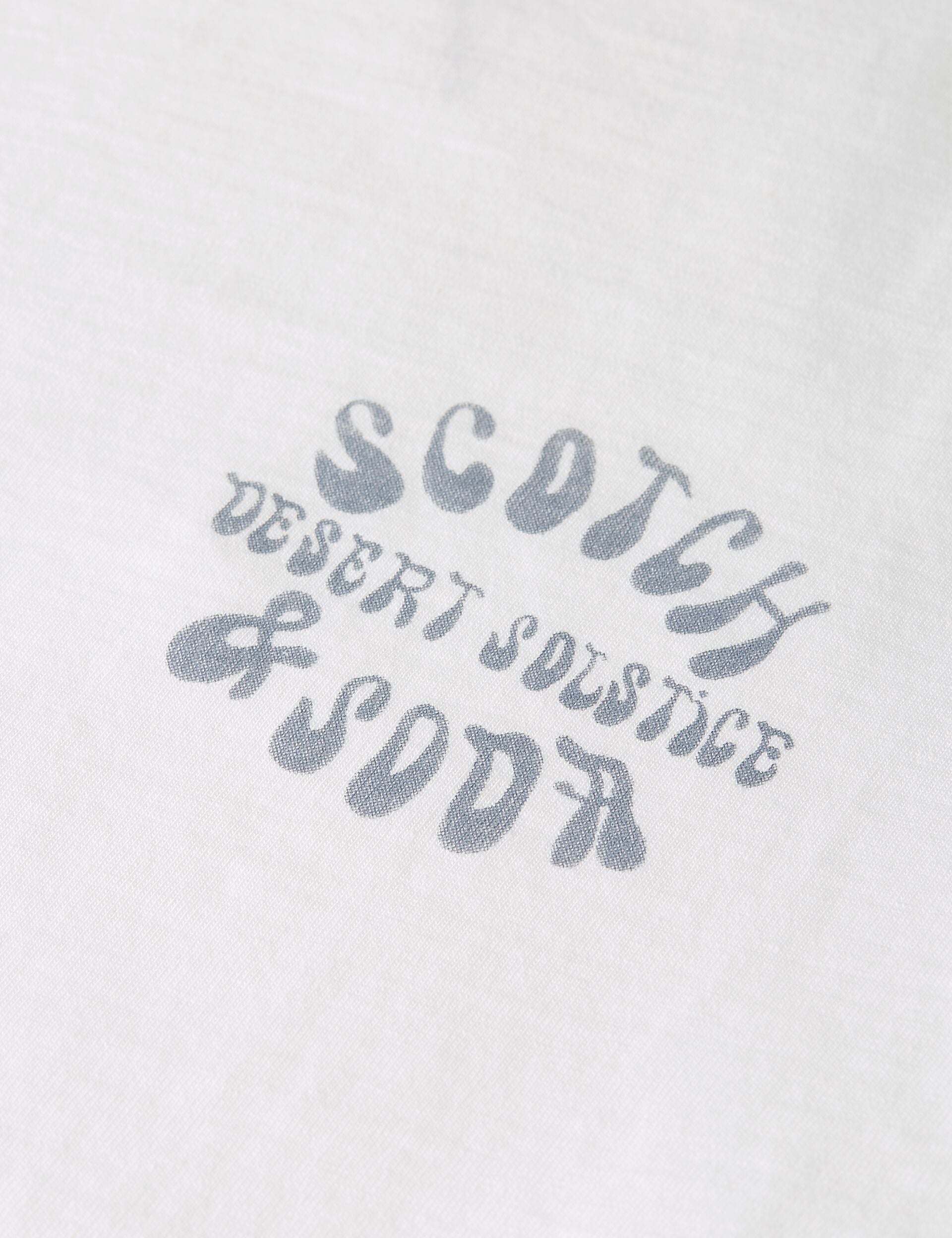 הדפסת טקסט SCOTCH DESERT SOLSTICE & SODA על חולצת טריקו לבנה, מותג אופנה באתר CHOZEN