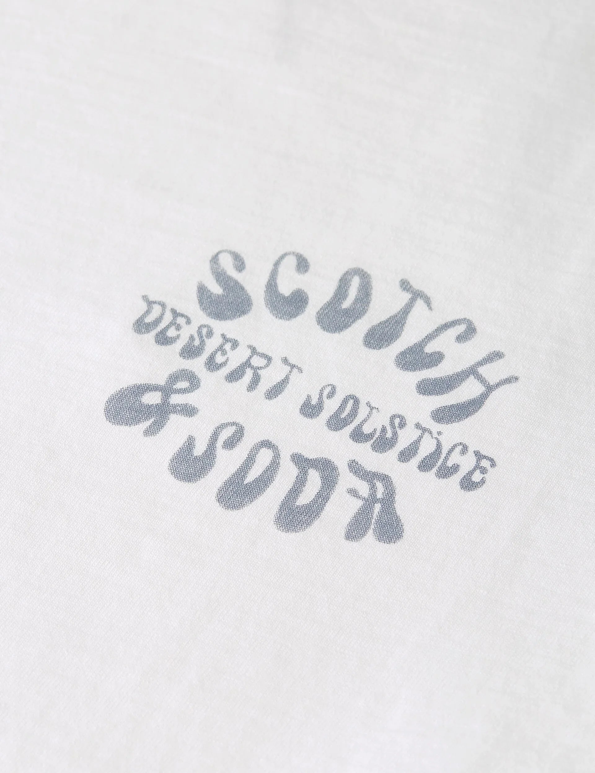 הדפסת טקסט SCOTCH DESERT SOLSTICE & SODA על חולצת טריקו לבנה, מותג אופנה באתר CHOZEN