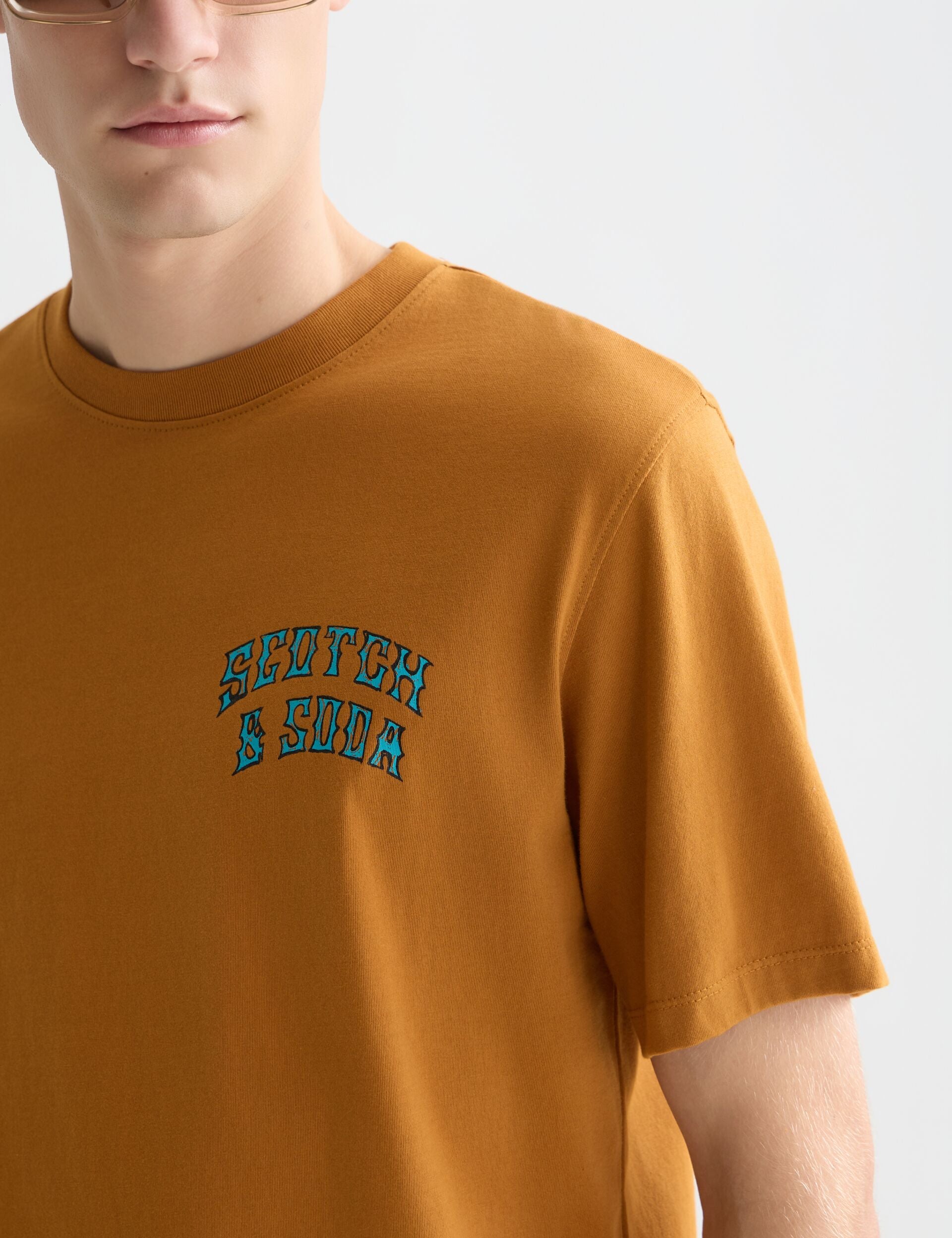 חולצת טי חומה Scotch & Soda לגבר, אופנה טרנדית בחנות CHOZEN