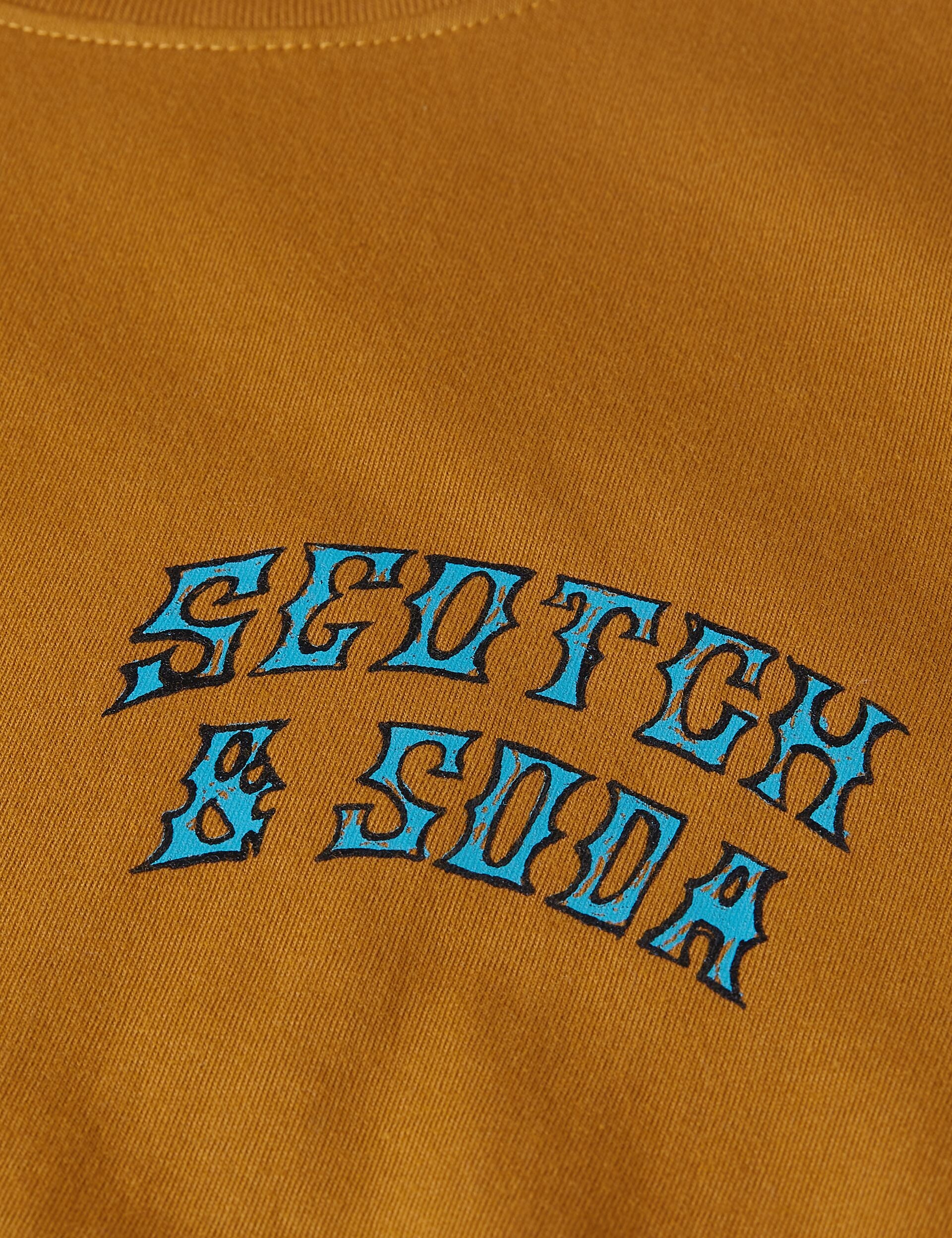 חולצת סקוץ' אנד סודה בצבע חום עם לוגו כחול מודפס, מותג מבית קבוצת אלפא ב-CHOZEN