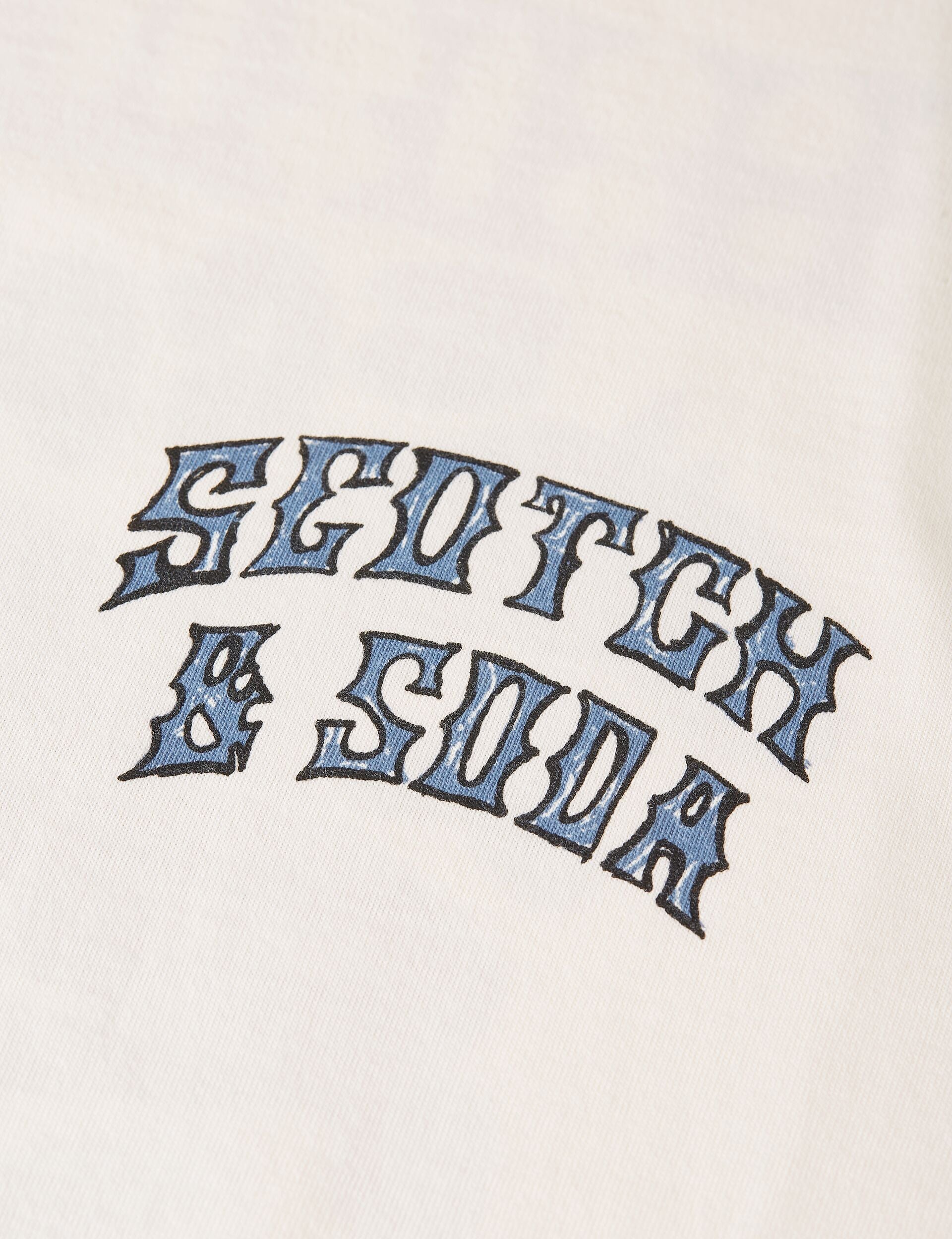 פרט חולצת כותנה לבנה עם רקמת לוגו SCOTCH & SODA, אופנה מובילת מותגים CHOZEN