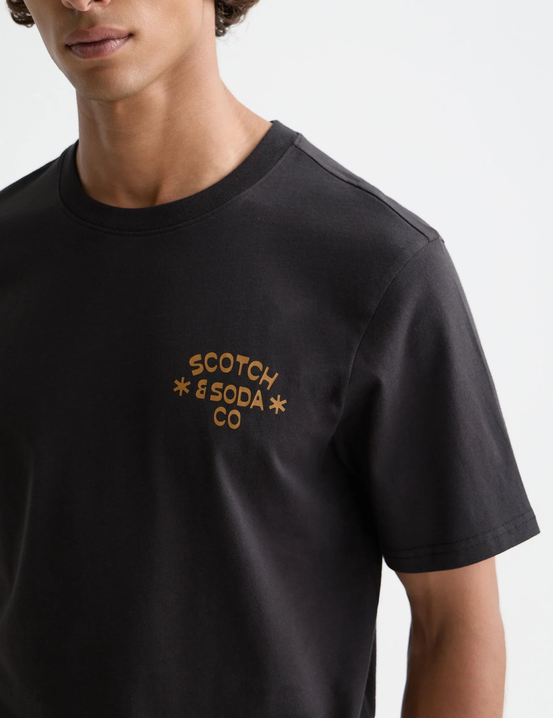 חולצת טי שחורה של Scotch & Soda, הדפס לוגו, קולקציית מותגים ב-CHOZEN