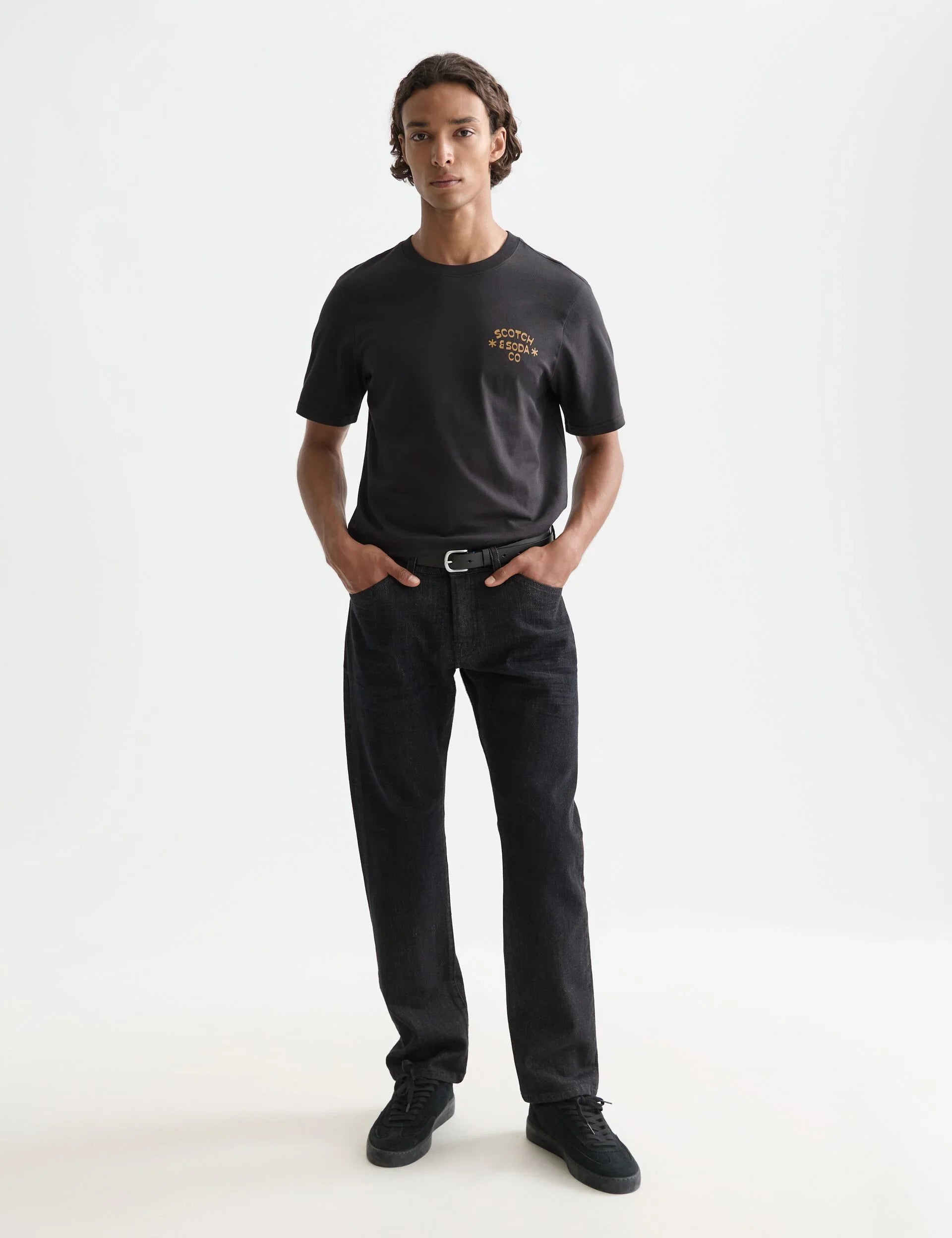 דוגמן לובש חולצת טי שחורה של Scotch & Soda ומכנסיים כהים רקע לבן, CHOZEN מותגים מובילים