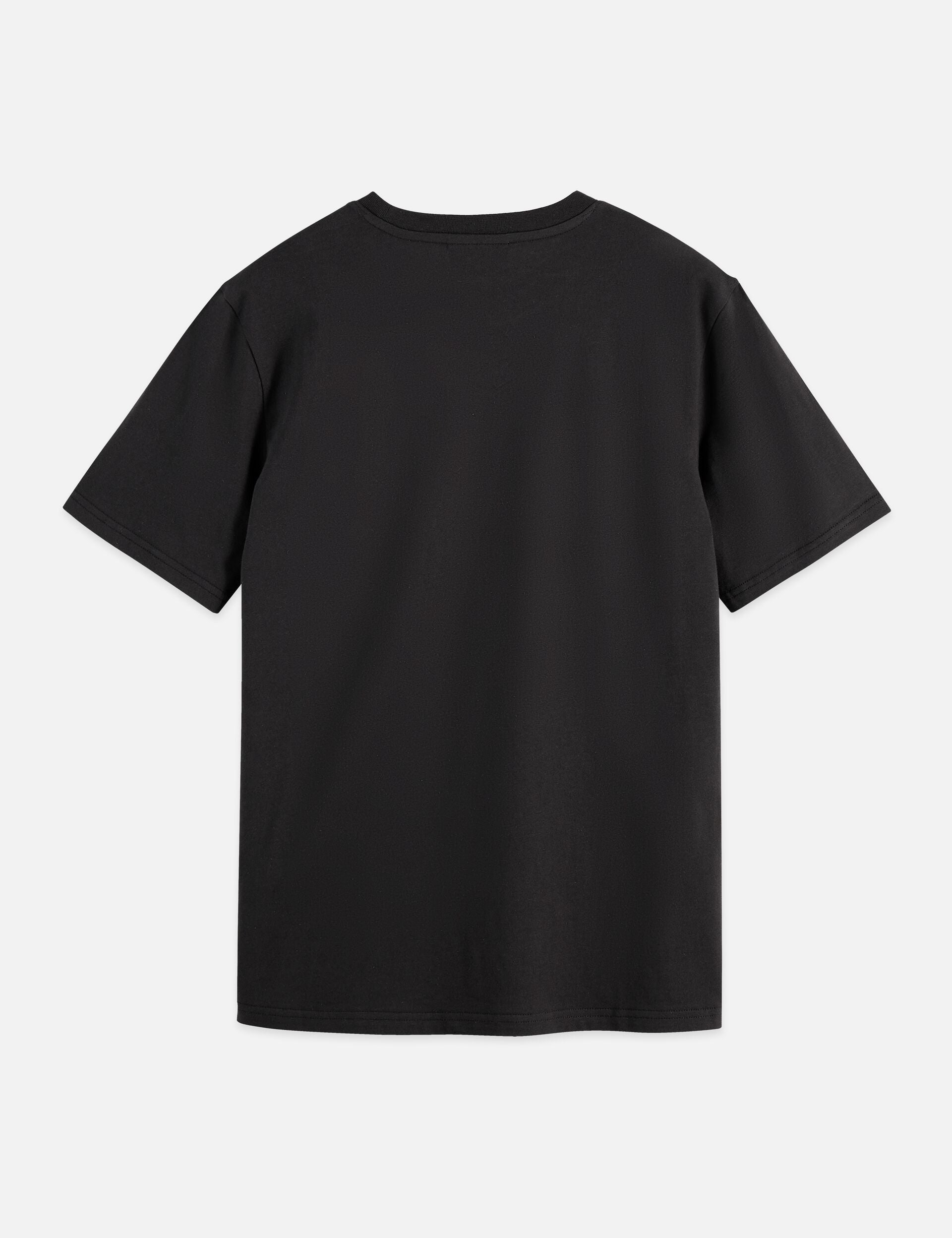 חולצת טי שחורה קלאסית מבית CHOZEN, נראית מהגב, רקע לבן, אופנה אלפא מותגים