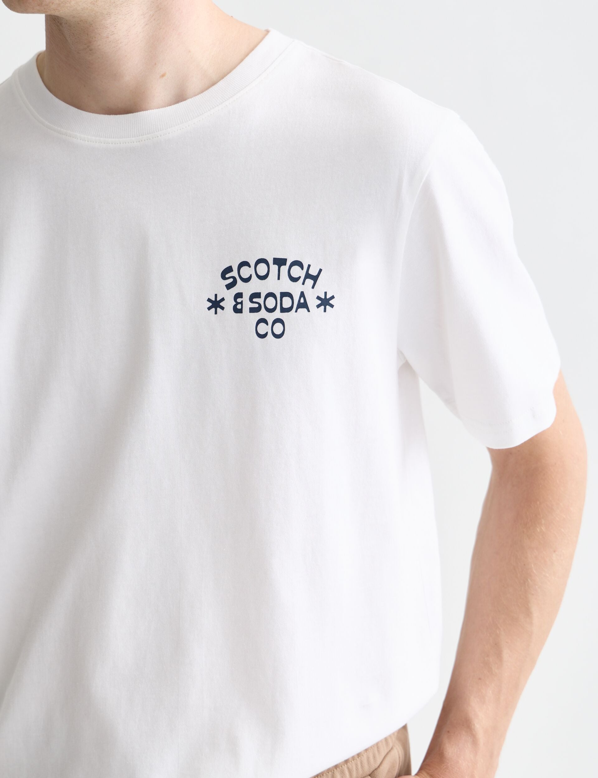 חולצת טי לבנה לגבר עם לוגו SCOTCH & SODA CO, אופנה יוקרתית CHOZEN קבוצת אלפא