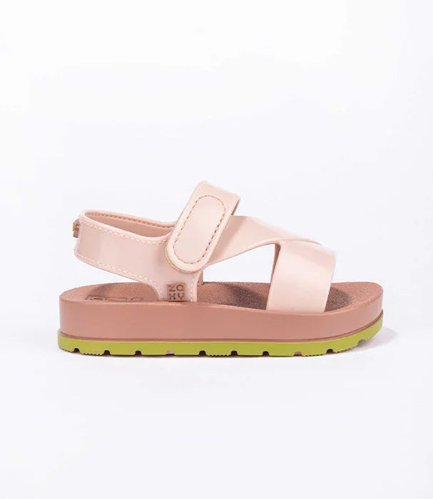סנדל ילדים ורוד בהיר עם רצועה סגולה וסוליה ירוקה על רקע לבן, נעליים אופנתיות CHOZEN