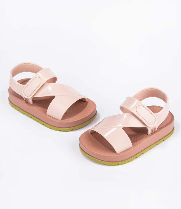 סנדלי ילדים ורודים עם רצועות קרוס, סוליה ירוקה, CHOZEN מותגים מובילים