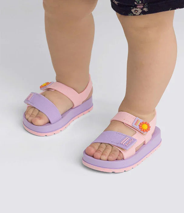 סנדלי ילדים בצבעי ורוד וסגול עם פרח כתום, דגם CHOZEN, על רגלי פעוט