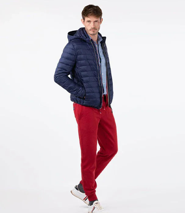 גבר עם מעיל כחול, מכנסיים אדומים ונעלי סניקרס, אופנת חורף לגבר CHOZEN