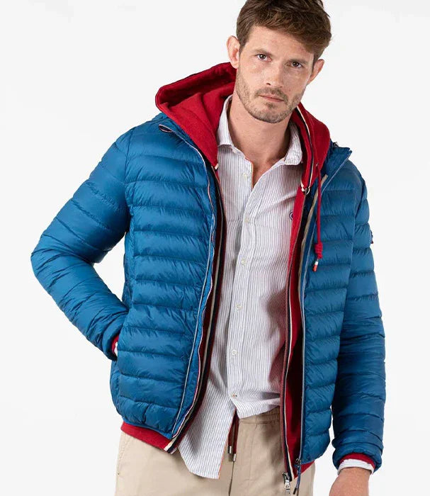 גבר עם מעיל פוך כחול קפוצ׳ון אדום אופנתי, מבית מותג CHOZEN