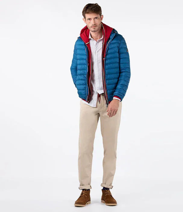 גבר עם מעיל פוך כחול, חולצה לבנה ומכנס בז', אופנה לגבר CHOZEN