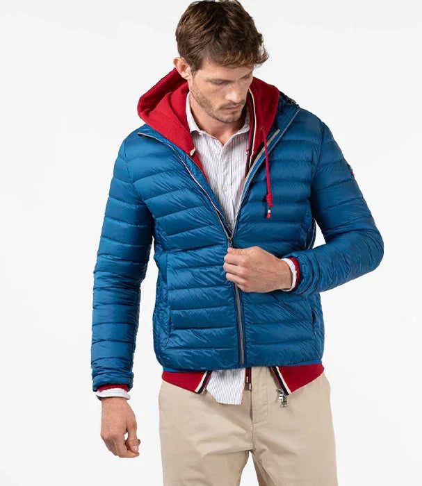 גבר לובש מעיל פוך כחול עם קפוצ'ון אדום, לבוש קז'ואל מבית CHOZEN, אופנת חורף איכותית