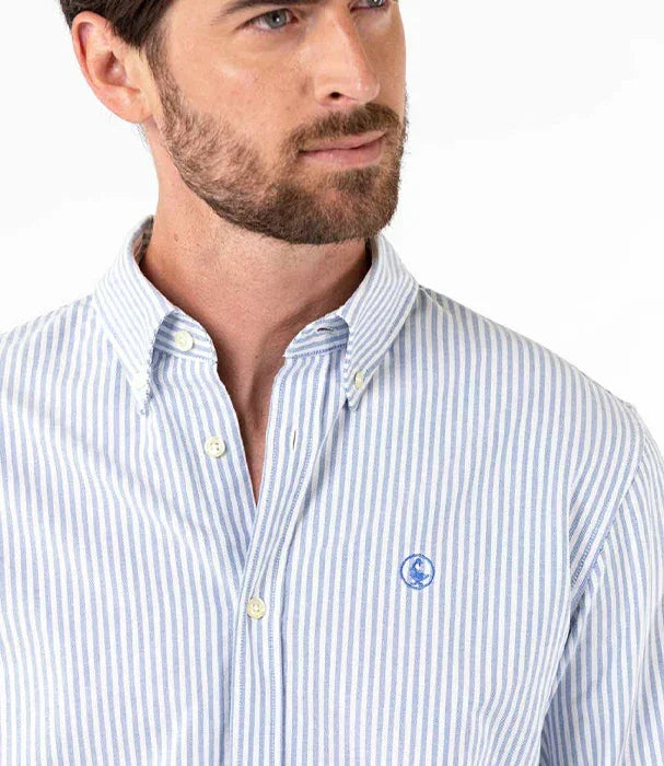 גבר עם חולצת כפתורים פסים תכלת-לבן, לוגו CHOZEN, אופנה יוקרתית קבוצת אלפא