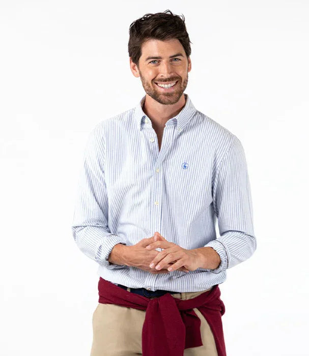 דוגמן עם חולצה מכופתרת פסים לבנה CHOZEN, שרוול ארוך, רקע לבן