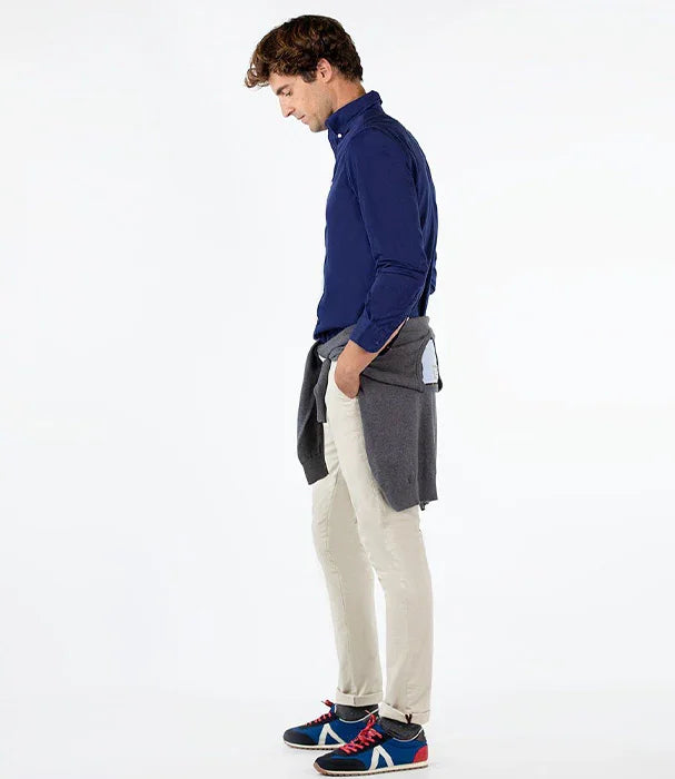 גבר עם חולצה כחולה, מכנס בז', סווטשירט אפור ונעלי סניקרס, אופנה לגבר CHOZEN