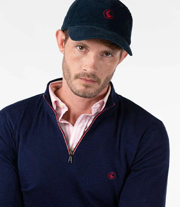 גבר עם כובע כחול וחולצת פולו כחולה עם לוגו CHOZEN, אופנה לגבר מותגים מובילים
