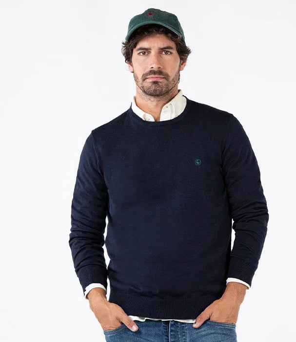 גבר לובש סוודר כחול כהה וכובע ירוק, צילום אופנה לקבוצת אלפא, מותגים מובילים CHOZEN