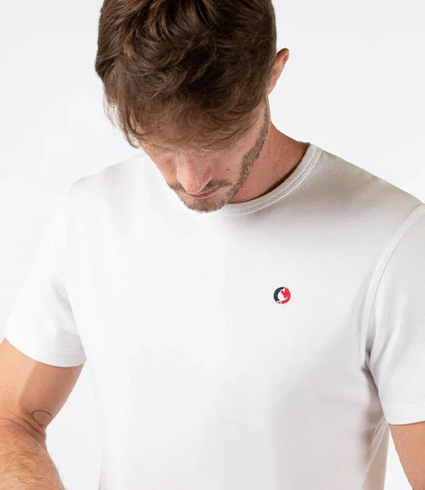 גבר לובש חולצת טי לבנה עם לוגו קטן, אופנה לגברים CHOZEN, קולקציית מותגים מובילים