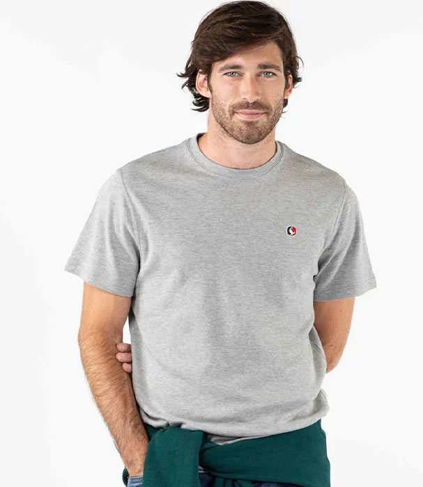 גבר עם חולצת טי אפורה לוגו מותג CHOZEN, צילום בסטודיו רקע לבן, אופנת גברים ייבוא קבוצת אלפא