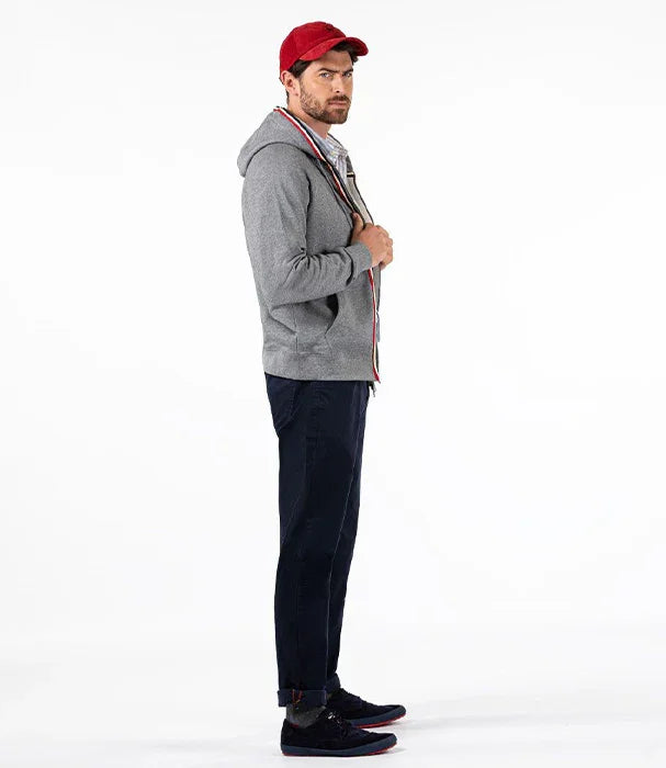 דוגמן עם סווטשירט אפור, כובע אדום ומכנסיים כהים על רקע לבן, אופנת גברים CHOZEN