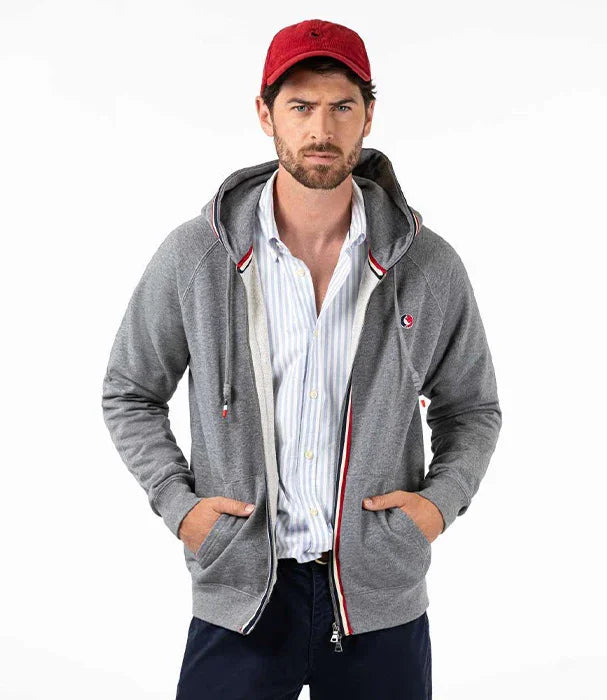 גבר מדגים קפוצ'ון אפור עם כובע אדום מבית מותג CHOZEN, אופנה לגברים