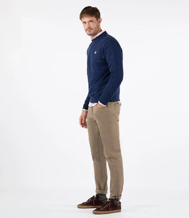 גבר לובש סוודר כחול ומכנסיים בז׳ ממותגי ייבוא רשמי של CHOZEN