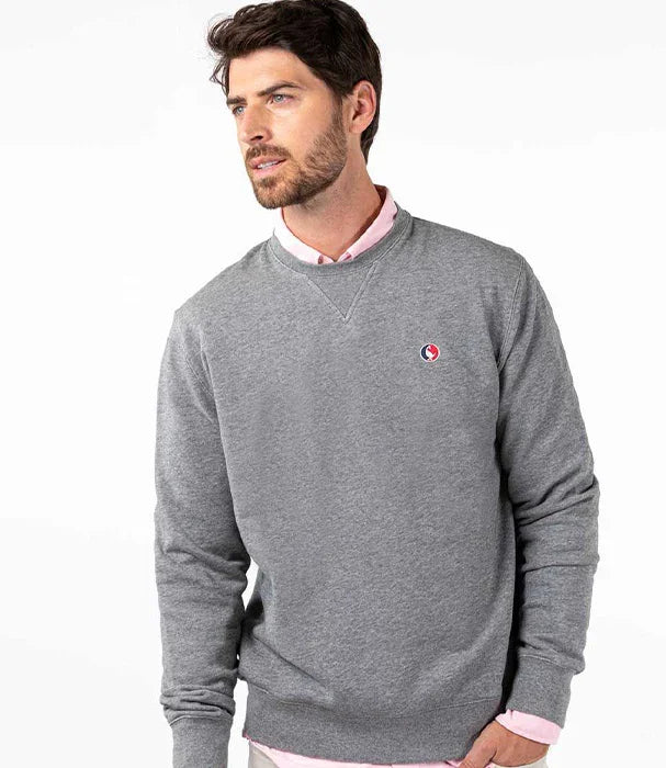 גבר לובש סווטשירט אפור עם לוגו CHOZEN, חולצה מכופתרת ורודה, רקע לבן