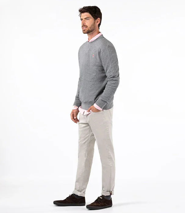 גבר עם סווטשירט אפור, חולצה ורודה ומכנסיים בז', אופנה מבית CHOZEN