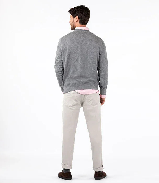 דגם גבר לובש סווטשרט אפור, חולצה ורודה ומכנסיים בהירים, אופנת גברים CHOZEN