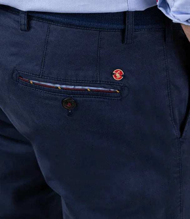 מכנסיים כחולים אלגנטיים לגבר עם כפתור ועיטור צבעוני, מבית המותגים של קבוצת אלפא