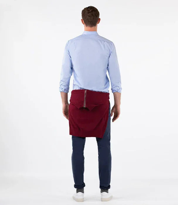 גבר לובש סינר קצר בורדו, חולצה כחולה ומכנסיים כהים בסגנון מקצועי, CHOZEN מותגים מובילים