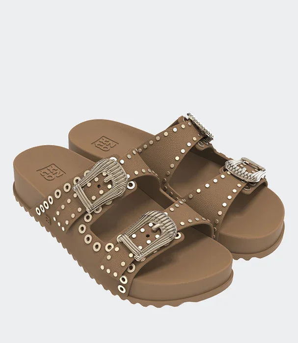 כפכפים אופנתיים לנשים בצבע חום עם אבזמים וכפתורים דקורטיביים, CHOZEN מותגים מובילים