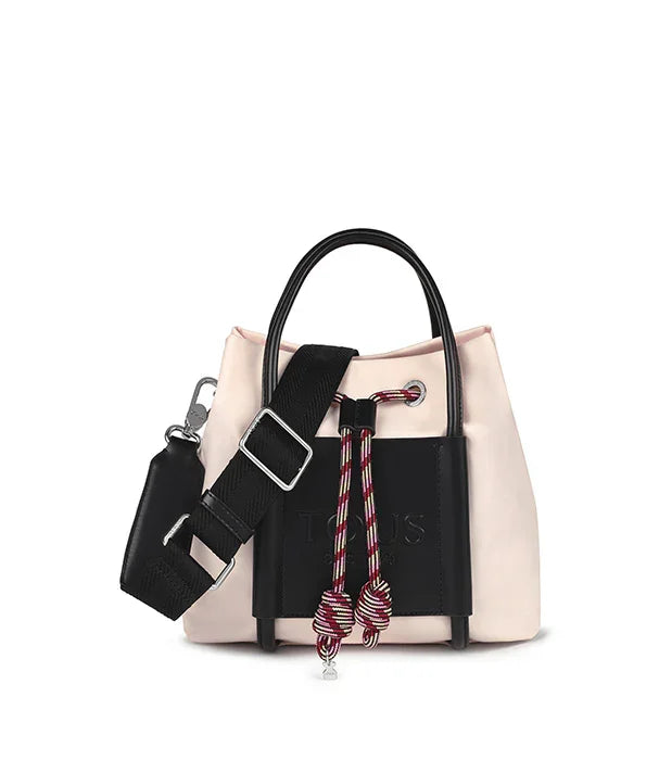 תיק יד בעיצוב מודרני טוס, צבע שמנת עם רצועה שחורה, מבית המותגים המובילים ב-CHOZEN