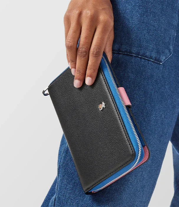 ארנק עור שחור עם רוכסן צבעוני של מותג מוביל, מוחזק ביד, צילום אופנה ל-CHOZEN