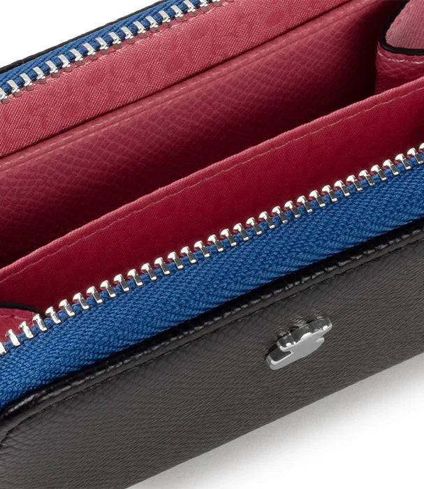 ארנק עור יוקרתי מבית CHOZEN עם תאים פנימיים בצבע אדום, רוכסנים כחולים ושחור, עיצוב אלגנטי