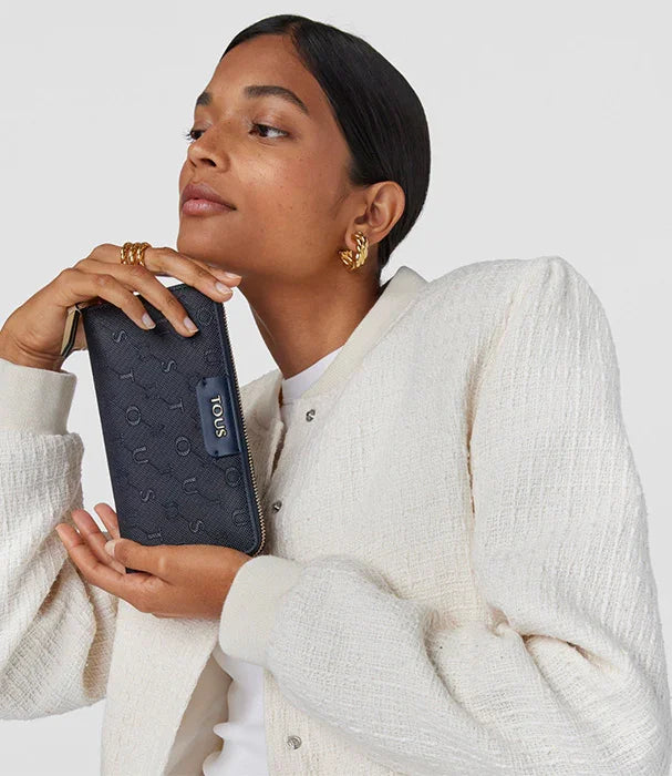 אישה מחזיקה ארנק TOUS שחור, אופנה יוקרתית באתר CHOZEN מותגים מובילים