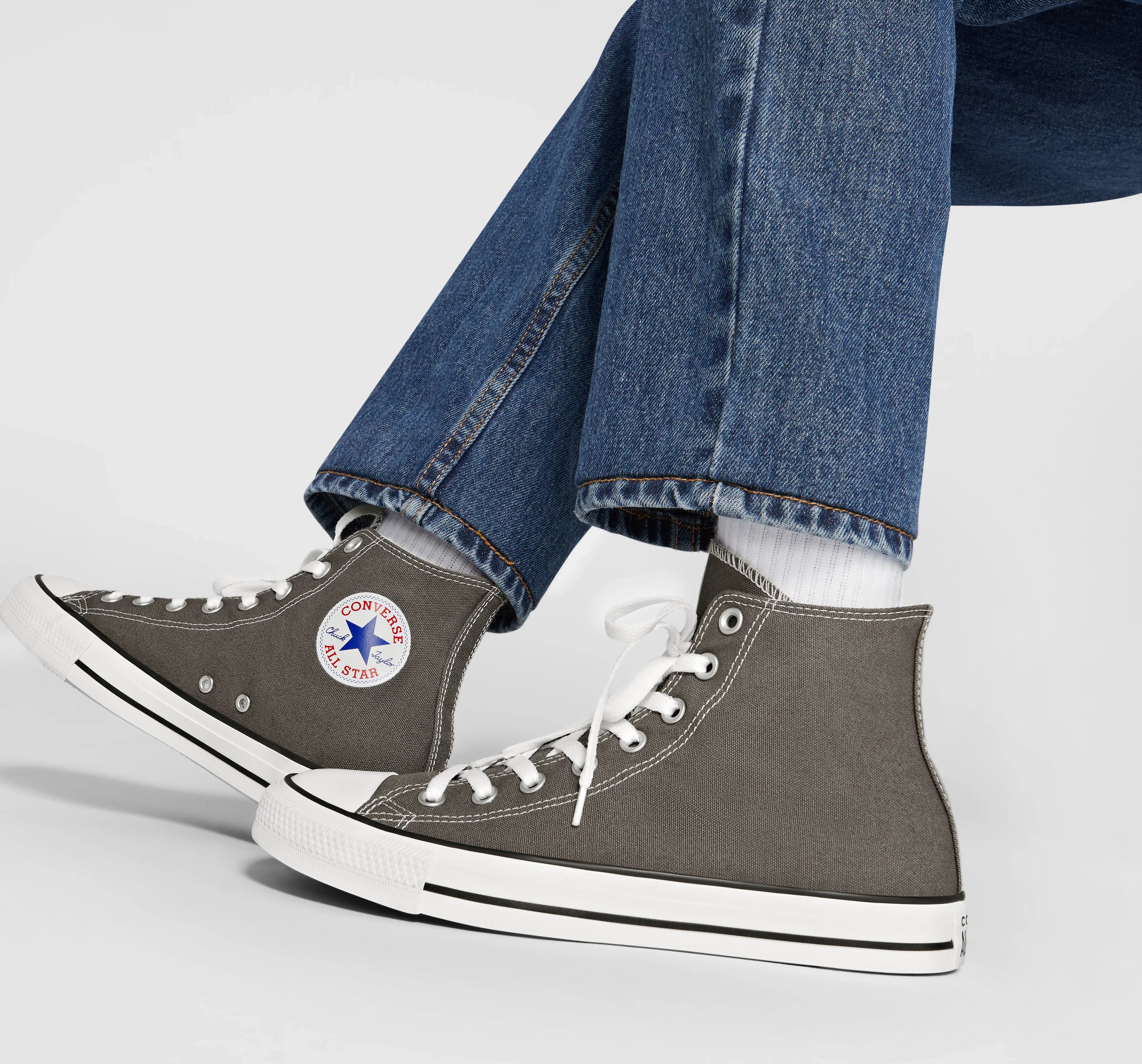 נעלי סניקרס גבוהות קונברס אפור עם שרוכים לבנים, ג'ינס כחול, CHOZEN מותגים מובילים