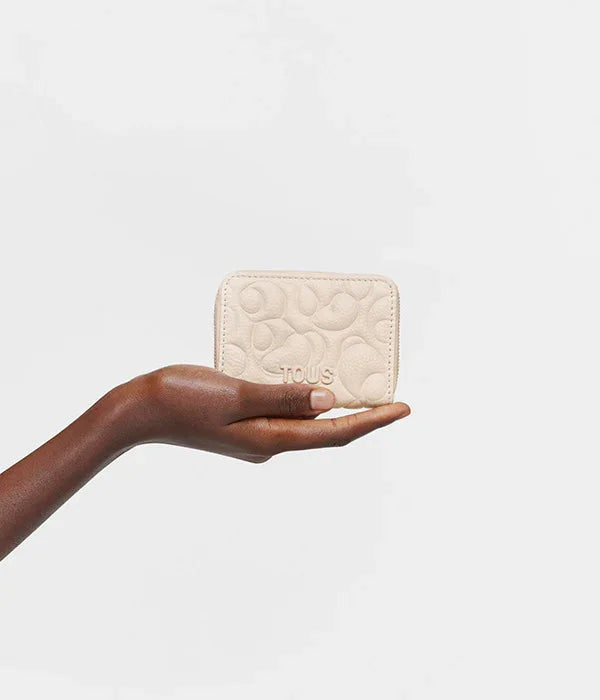 ארנק טואוס בהיר עם דוגמה מובלטת מוחזק ביד, קולקציית מותגים ב-CHOZEN