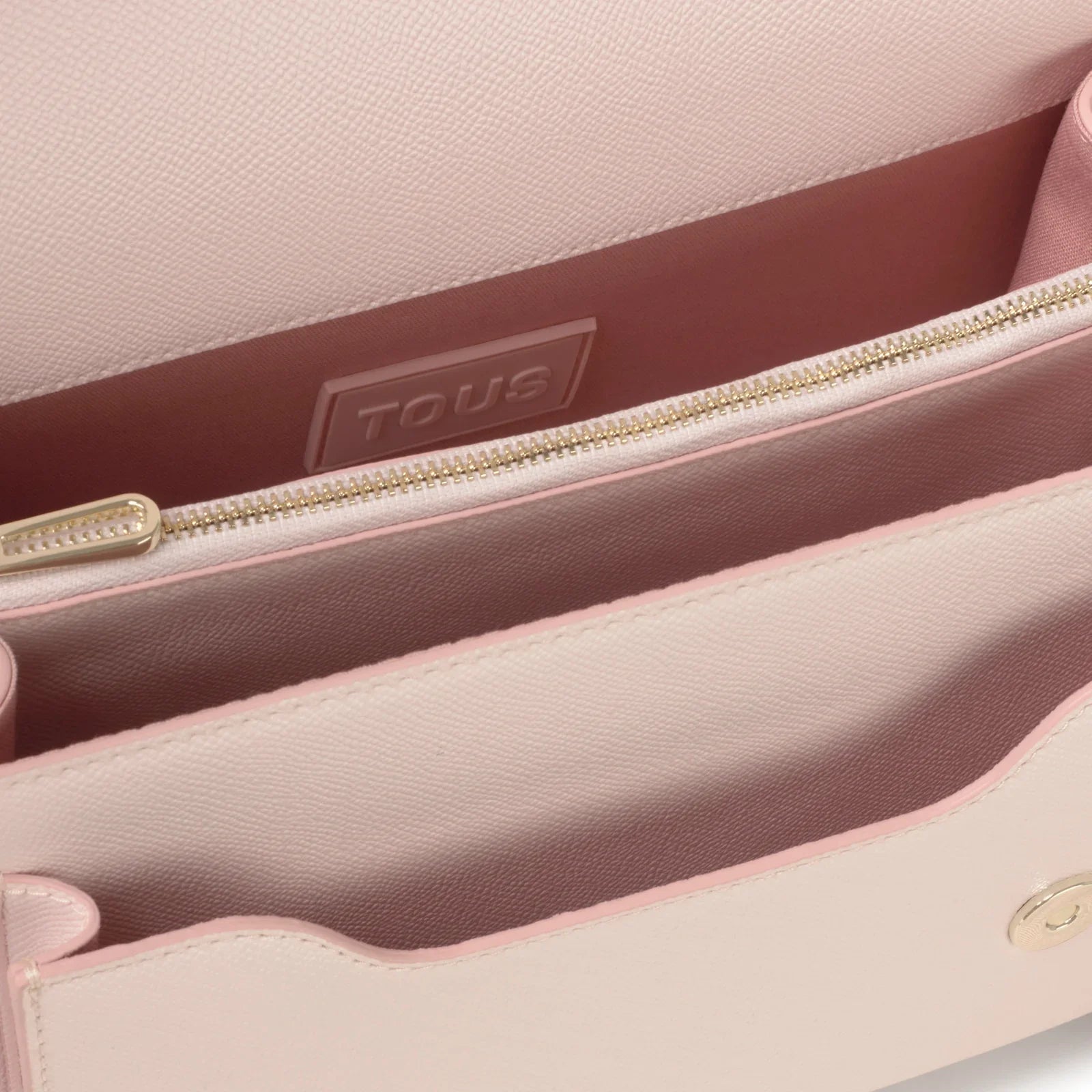 פנים תיק ורוד של TOUS בעיצוב אלגנטי, תקריב לפרטים, מותגים מובילים CHOZEN