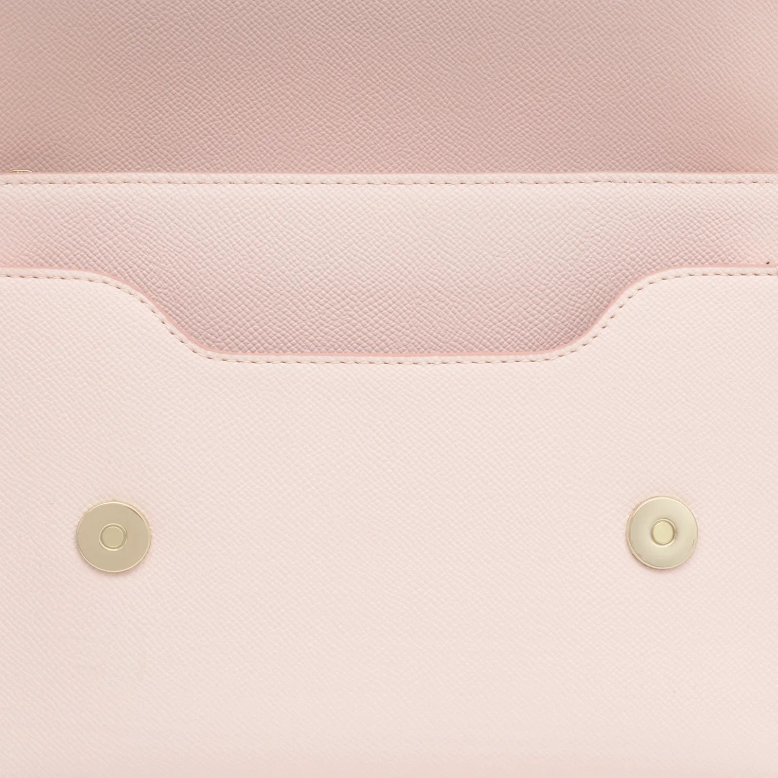 תקריב של פנים תיק ורוד עם סגר מגנטי, מוצר אופנה מבית CHOZEN