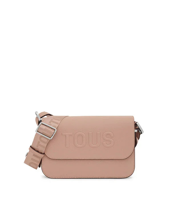 תיק צד ורוד מותג TOUS, רצועת כתף רחבה, צולם על רקע לבן לחנות CHOZEN