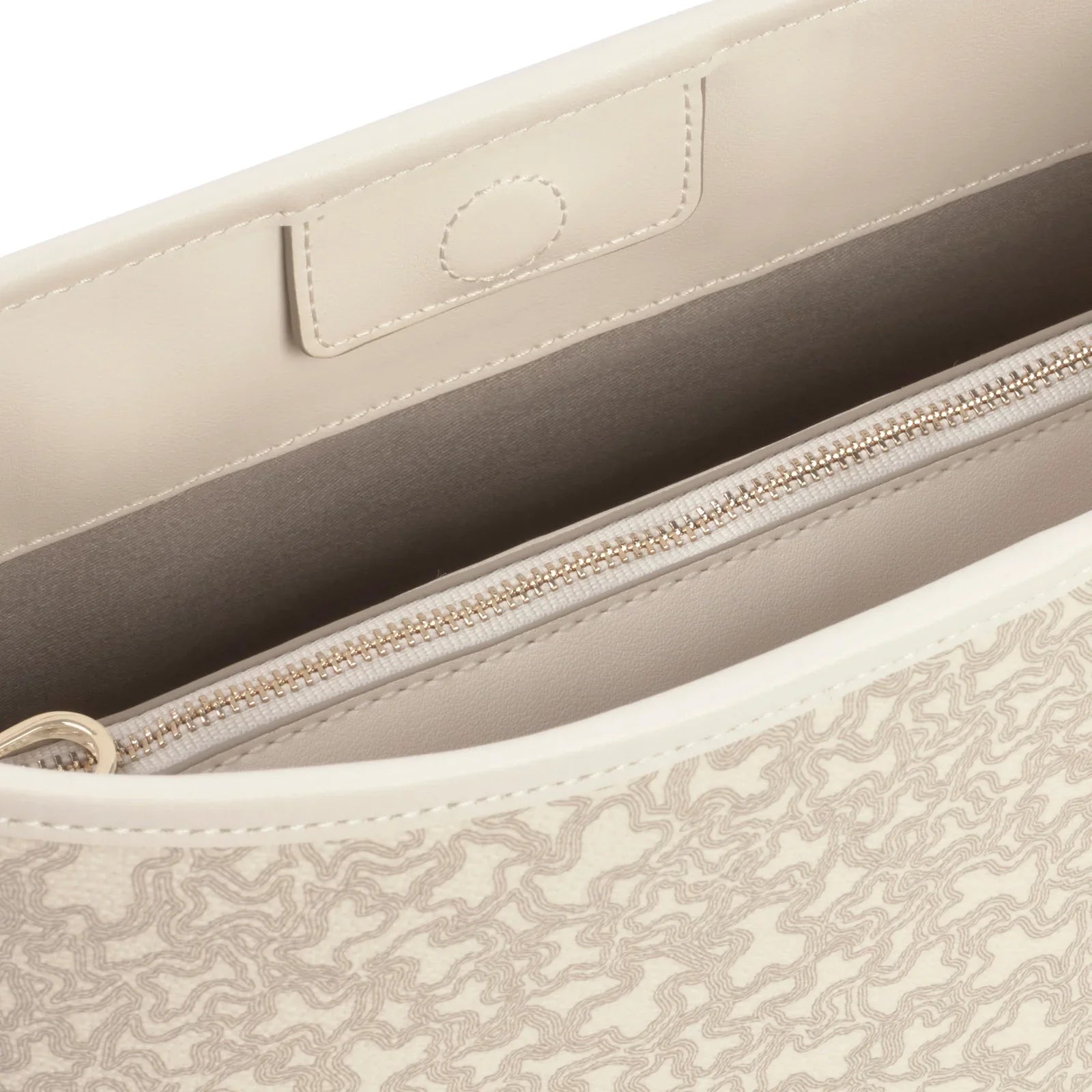 תקריב תיק קלאץ' בגוון קרם עם רוכסנים, עיצוב יוקרתי מבית CHOZEN