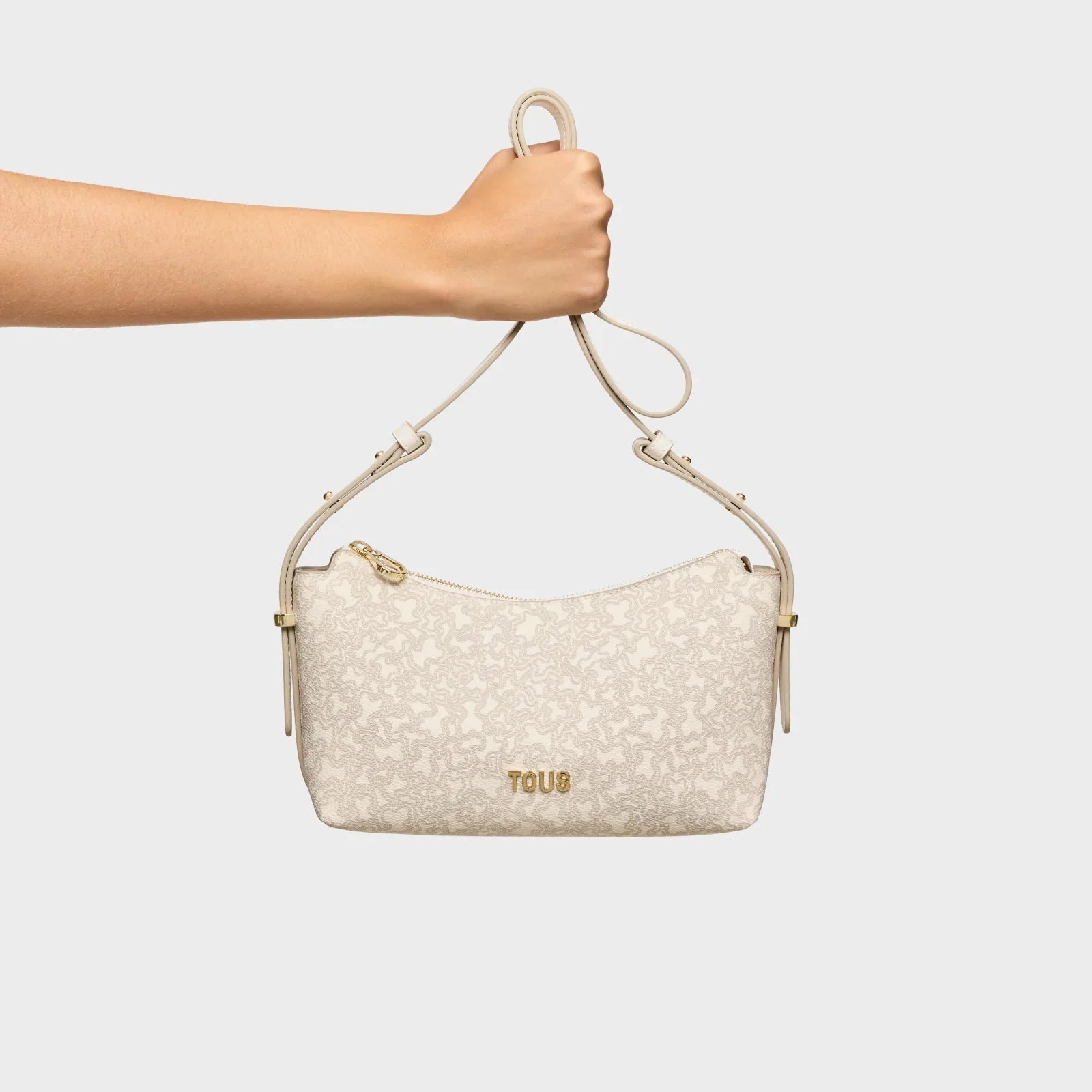 תיק צד נשים TOUS בעיצוב בהיר עם לוגו מוזהב, מבית CHOZEN מבית קבוצת אלפא