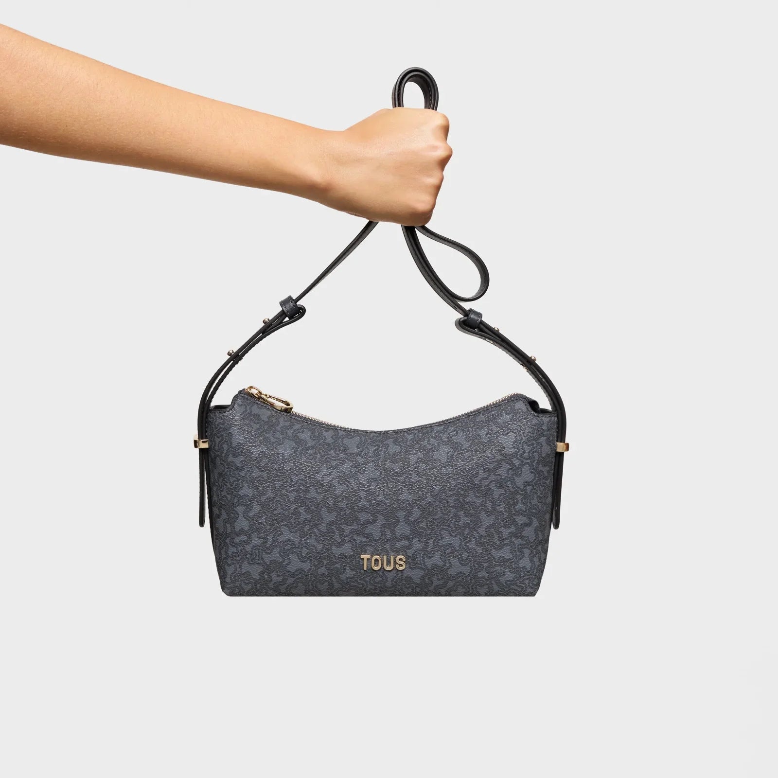 תיק צד אופנתי לנשים של TOUS בצבע שחור, מוצג על רקע לבן, מקולקציית המותגים ב-CHOZEN
