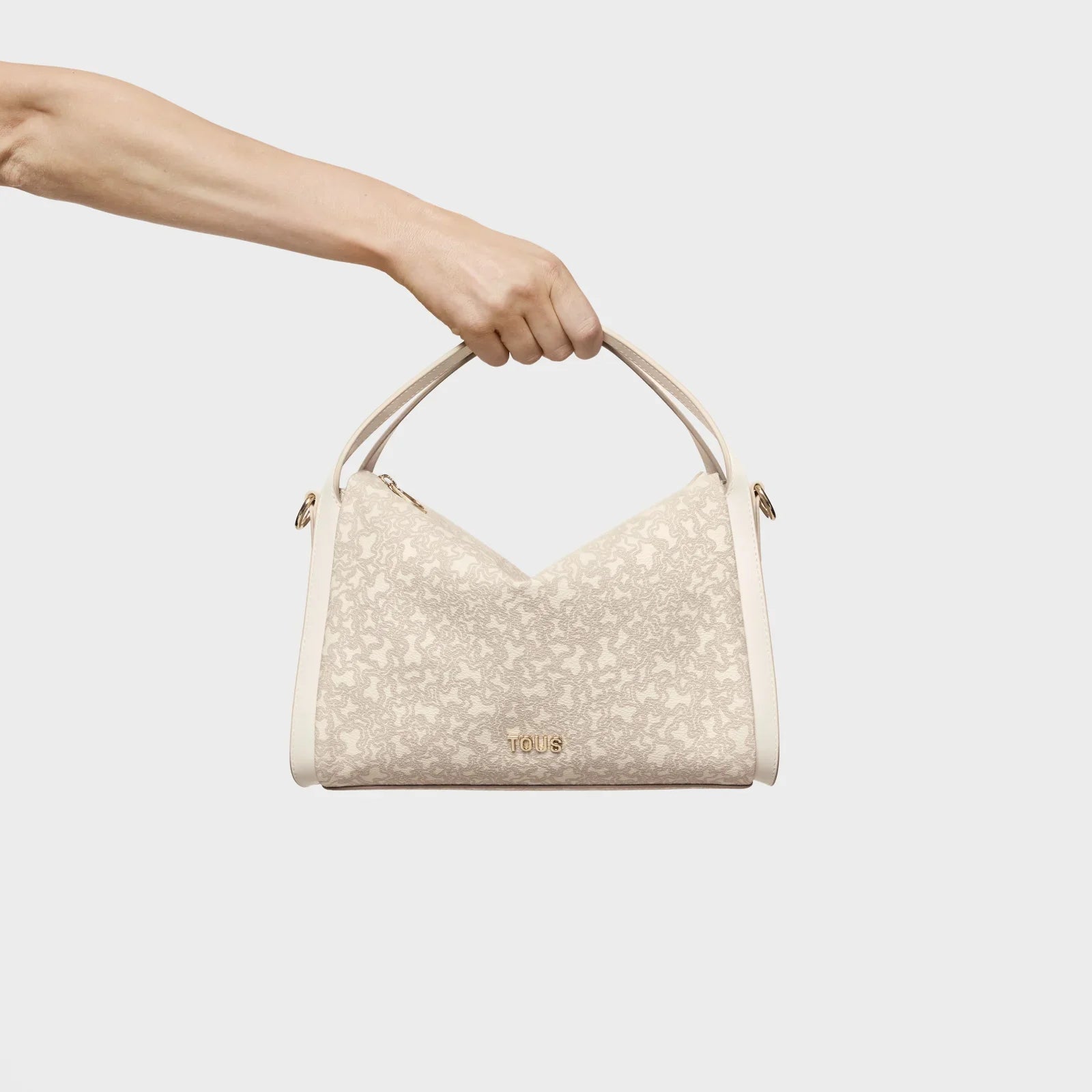 תיק מעוצב של TOUS בצבע בז' עם הדפס לוגו, מתוצרת מותגי יוקרה, נמכר באתר CHOZEN