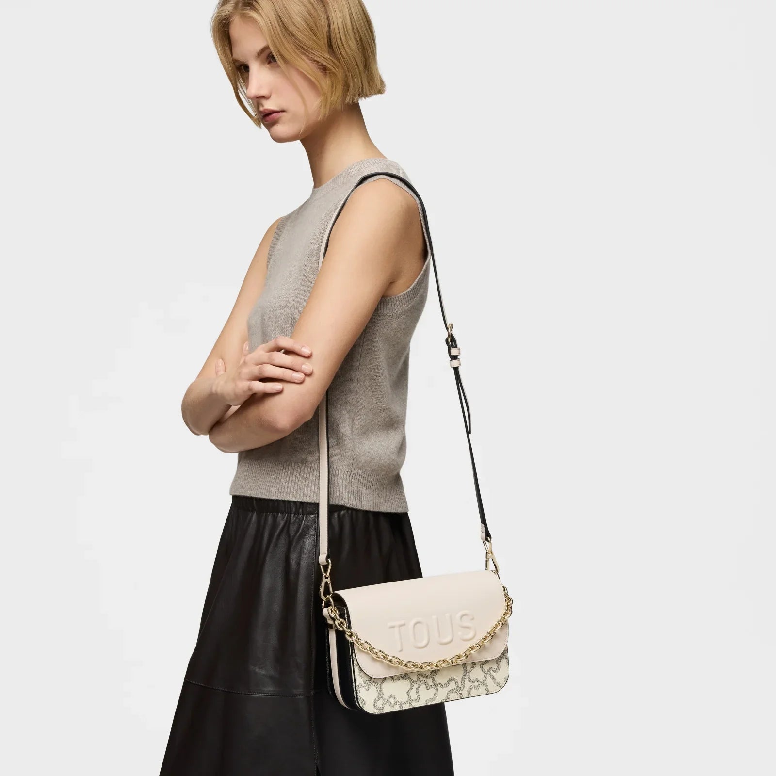 אישה עם תיק צד אופנתי TOUS בצבע בז׳, צילום אופנה לאתר CHOZEN - מותגים מובילים